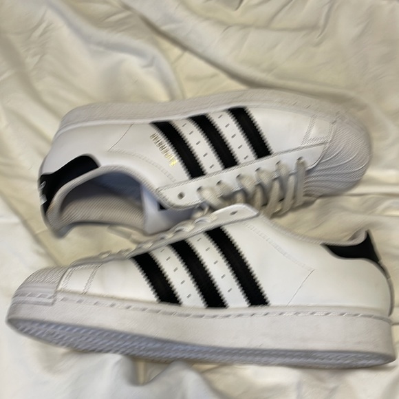 White and black classic adidas size 9 - Picture 4 of 7